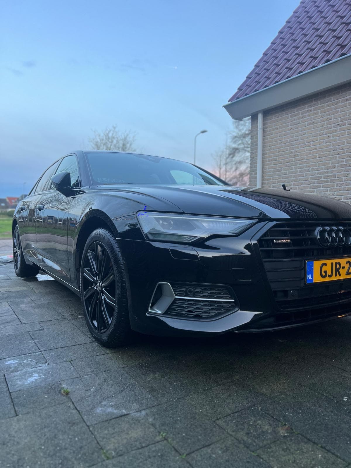 Zwarte Audi na reiniging op oprit in Urk.