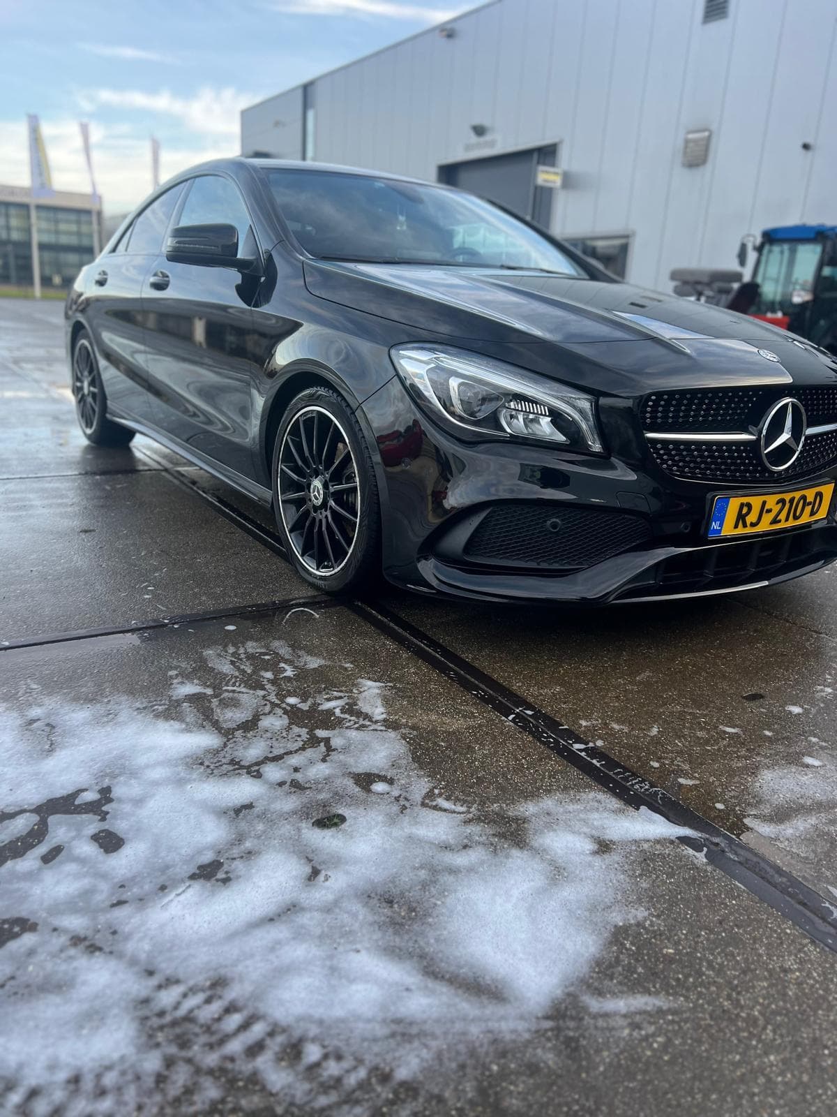 Mercedes schoon afgeleverd op natte vloer.