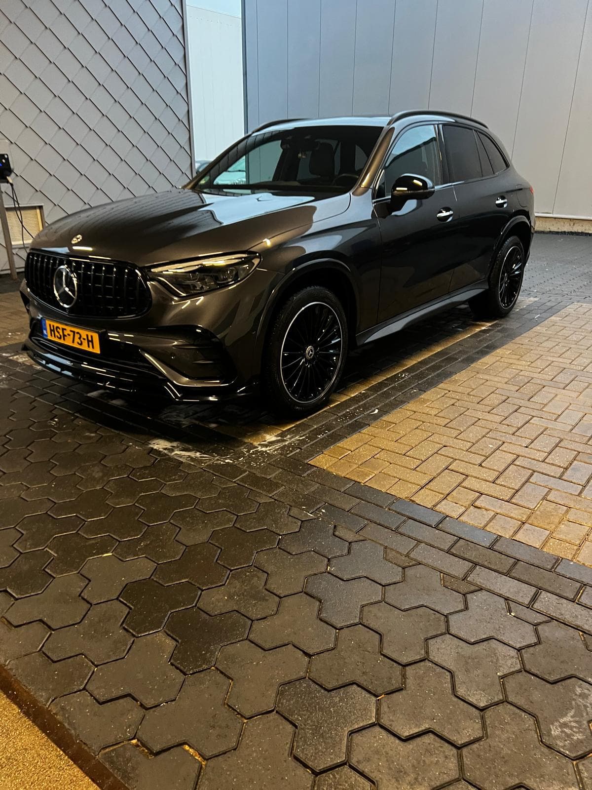 Mercedes schoon afgeleverd met diepe glans op de lak.